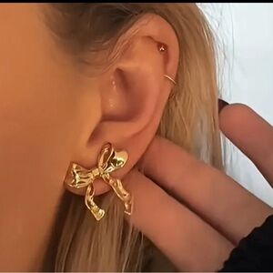 Gold bow stud earrings with beautiful gift box 🎁